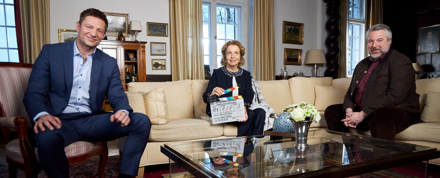 „Die Rosenheim-Cops“ ermitteln kurz vor dem Jahreswechsel in neuem Winterspecial – Ermittlungen in winterlichen Gefilden für die Kommissare Stadler und Hansen – Bild: ZDF/​Bojan Ritan