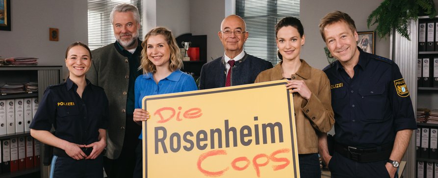 „Die Rosenheim-Cops“-Schock: Nach Frau Stockl zwei weitere Abschiede in nächster Staffel! – Drehstart zu 24 Folgen des ZDF-Dauerbrenners – Bild: ZDF/​Linda Gschwentner
