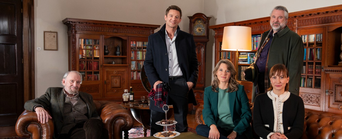 „Die Rosenheim-Cops“: Neues Winter-Special angekündigt – Dreharbeiten für nächsten 90-Minüter laufen – Bild: ZDF/​Linda Gschwentner