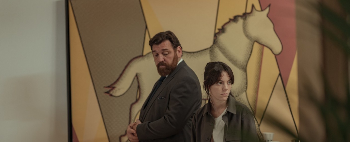 „Die Rote Königin“: Trailer zur Serienadaption der erfolgreichen „Reina Roja“-Romane – Hyperintelligente Ermittlerin im Katz-und-Maus-Spiel – Bild: Prime Video/​Julia Carballada