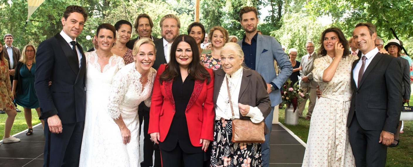 „Rote Rosen“: Marianne Rosenberg und Doppelhochzeit im Staffelfinale – Fließender Übergang in die 19. Staffel – Bild: ARD/​Nicole Manthey