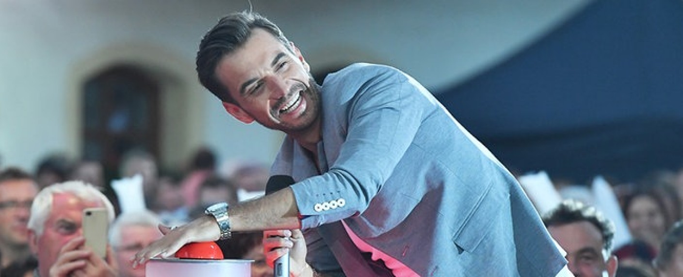 Heftiges Gewitter bei Silbereisen-Open-Air: Aufzeichnung unterbrochen – Durchnässte „Schlager des Sommers“ am Wasserschloss – Bild: Hertlein Veranstaltungs GmbH/​Kerstin Joensson