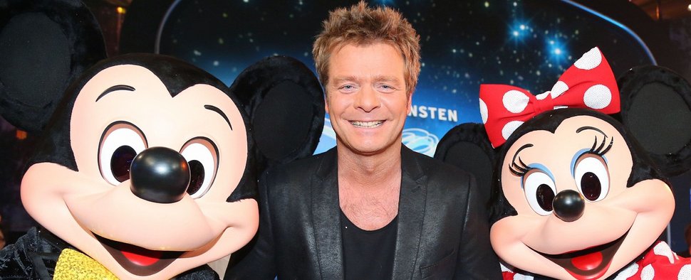 „Die schönsten Disney Songs aller Zeiten“: Oliver Geissen mit Micky und Minni – Bild: RTL/Stefan Gregorowius