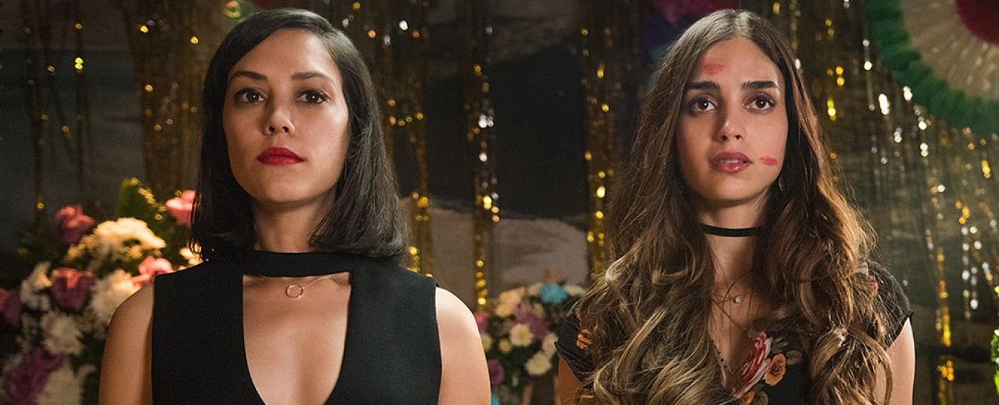 Starz veröffentlicht Trailer zu Familiendrama „Vida“ – Zwei entfremdete Schwestern begeben sich nach dem Tod der Mutter auf Sinnsuche – Bild: Starz