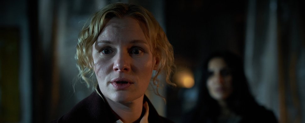 Die Schwestern Lara (Rosalie Thomass, l.) und Greta (Narges Rashidi) müssen auf das Schlimmste vorbereitet sein. – Bild: WDR/FLARE FILM/Guido Engels