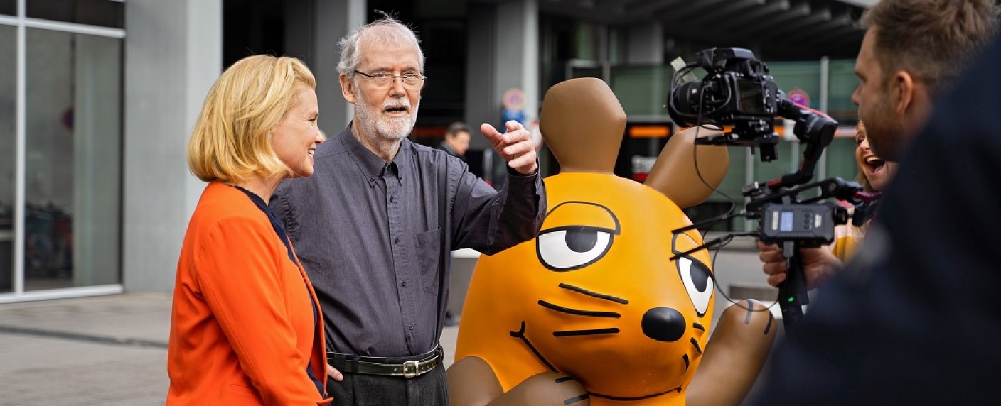 „Die Sendung mit der Maus“: Annette Frier wird neue Sprecherin des Vorspanns – Originalsprecher Günter Dybus verabschiedet sich nach fast 50 Jahren – Bild: WDR/​Jan-Philipp Behr