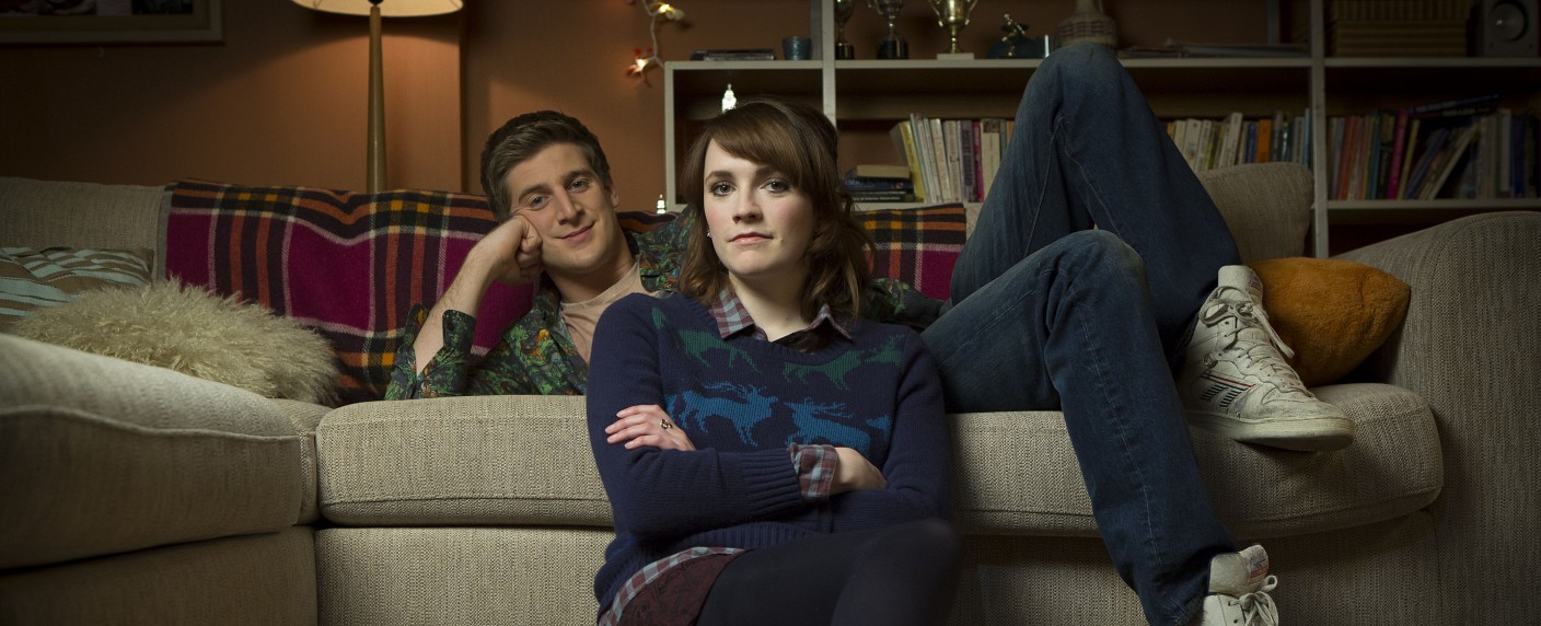 „You – Du wirst mich lieben“: Vierte Staffel mit Charlotte Ritchie („Ghosts“) und weiteren Neuzugängen – Lukas Gage („Euphoria“) erhält weitere Hauptrolle im Netflix-Serienhit – Bild: BBC/​Bwark/​Ed Miller