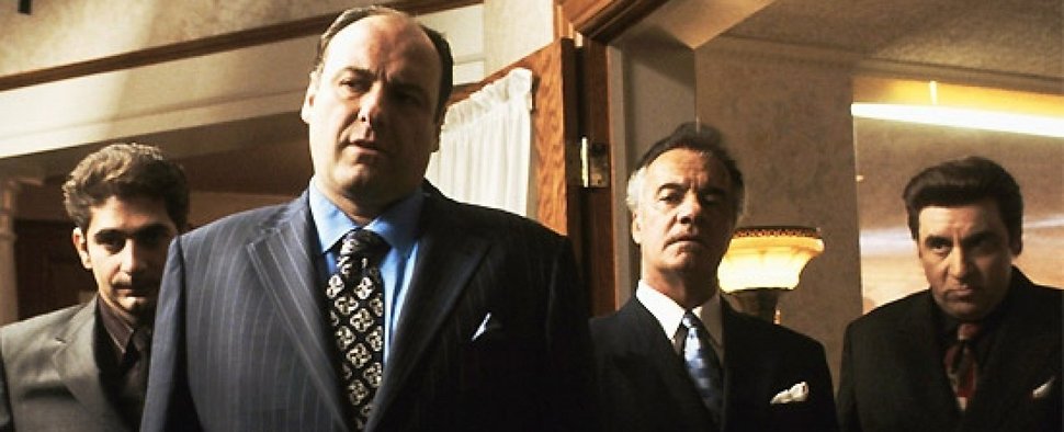„Die Sopranos“: James Gandolfini als Tony Soprano (2.v.l.) an der Seite seiner Mafia-Kollegen – Bild: HBO