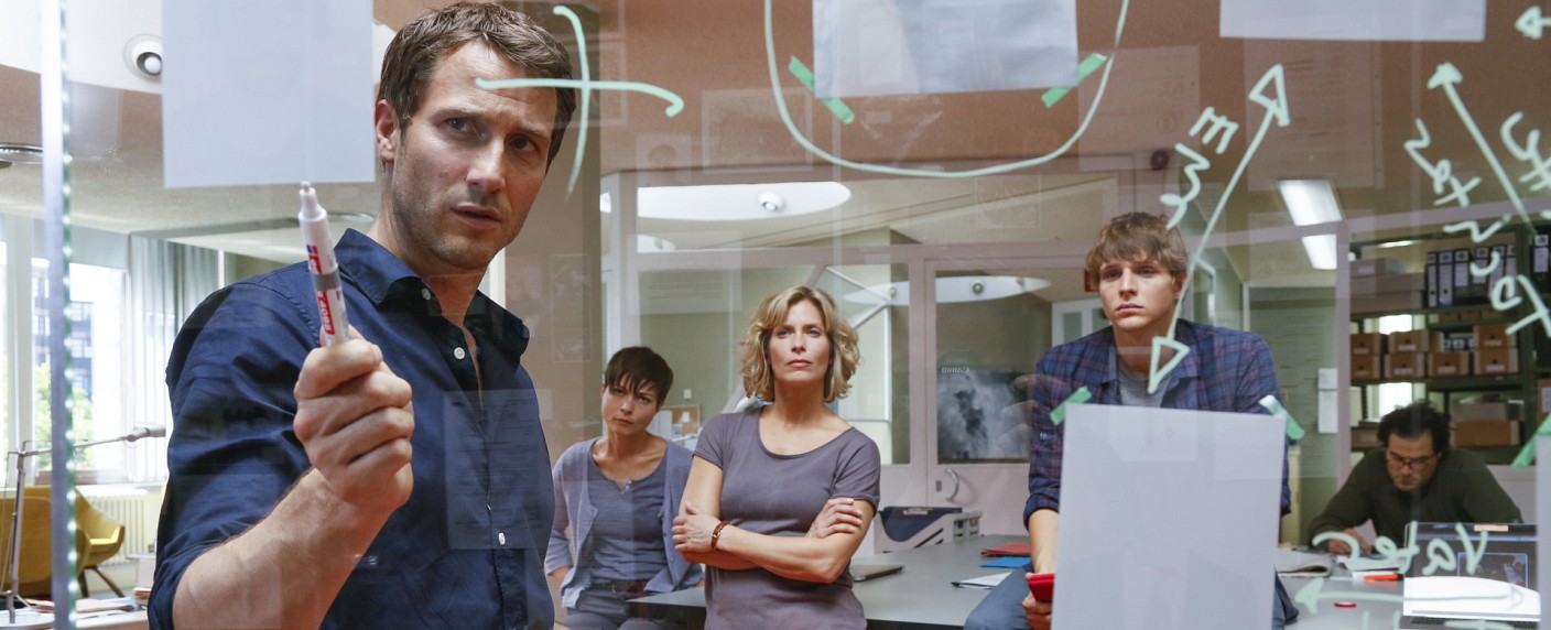 „Die Spezialisten – Im Namen der Opfer“: ZDF startet neue Vorabendserie ab Februar – David Rott, Valerie Niehaus und Katy Karrenbauer als Cold Case-Ermittler – Bild: ZDF/​Richard Huebner