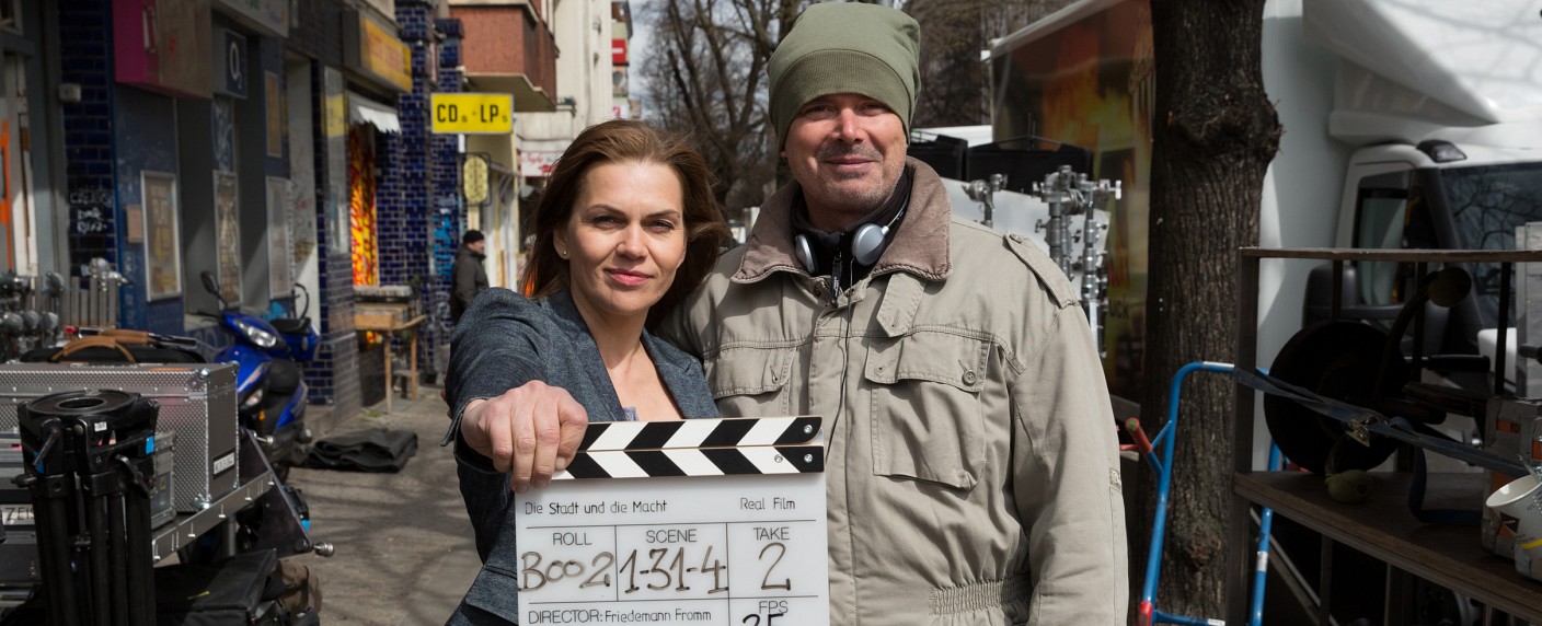 „Die Stadt und die Macht“: ARD dreht Politthriller mit Anna Loos – Sechsteilige Dramaserie von „Weissensee“-Regisseur – Bild: ARD/​Frédéric Batier