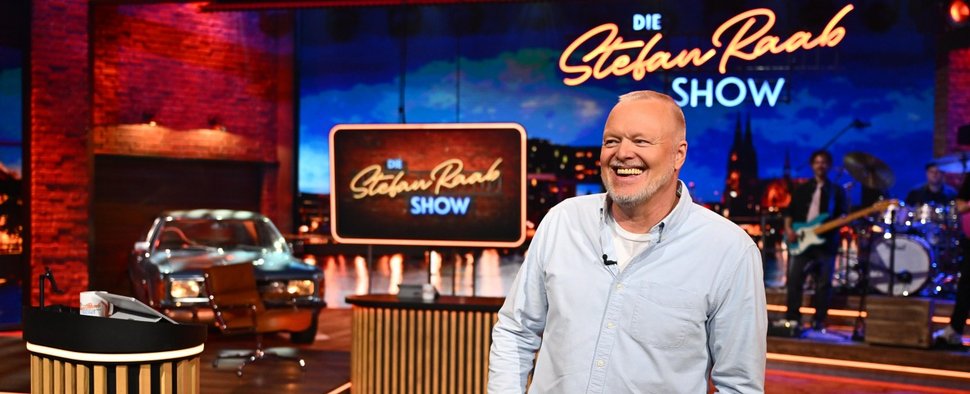 Stefan Raab begrüßt am Mittwoch seine Gäste zur ersten regulären Ausgabe seiner „Stefan Raab Show“. – Bild: RTL / Raab Entertainment/Willi Weber