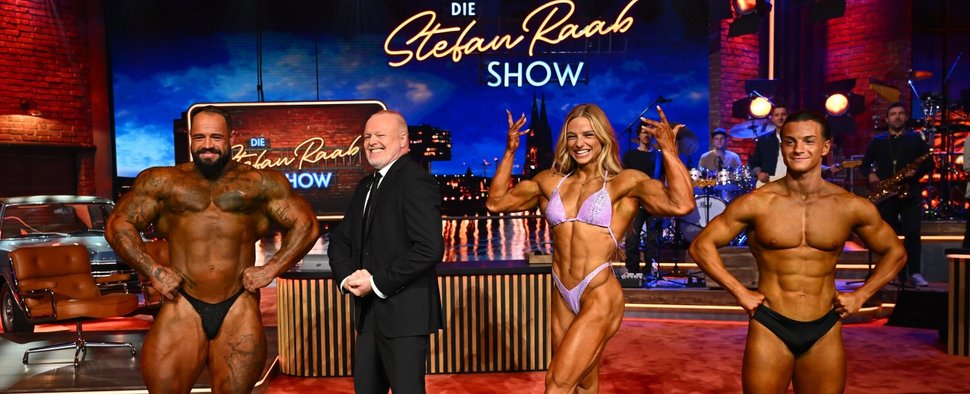 „Die Stefan Raab Show“: Stefan Raab (2. v. l.) mit den Bodybuildern (v. l.) Marius Strumpen, Lena Ramsteiner und Stefan Gjorgiev – Bild: RTL/Raab Entertainment/Willi Weber