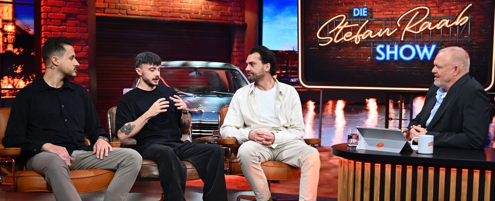 „Die Stefan Raab Show“: (v. l.) die Geisterjäger Dennis und Leon, Jimi Blue Ochsenknecht und Stefan Raab – Bild: RTL/Raab Entertainment/Julia Feldhagen