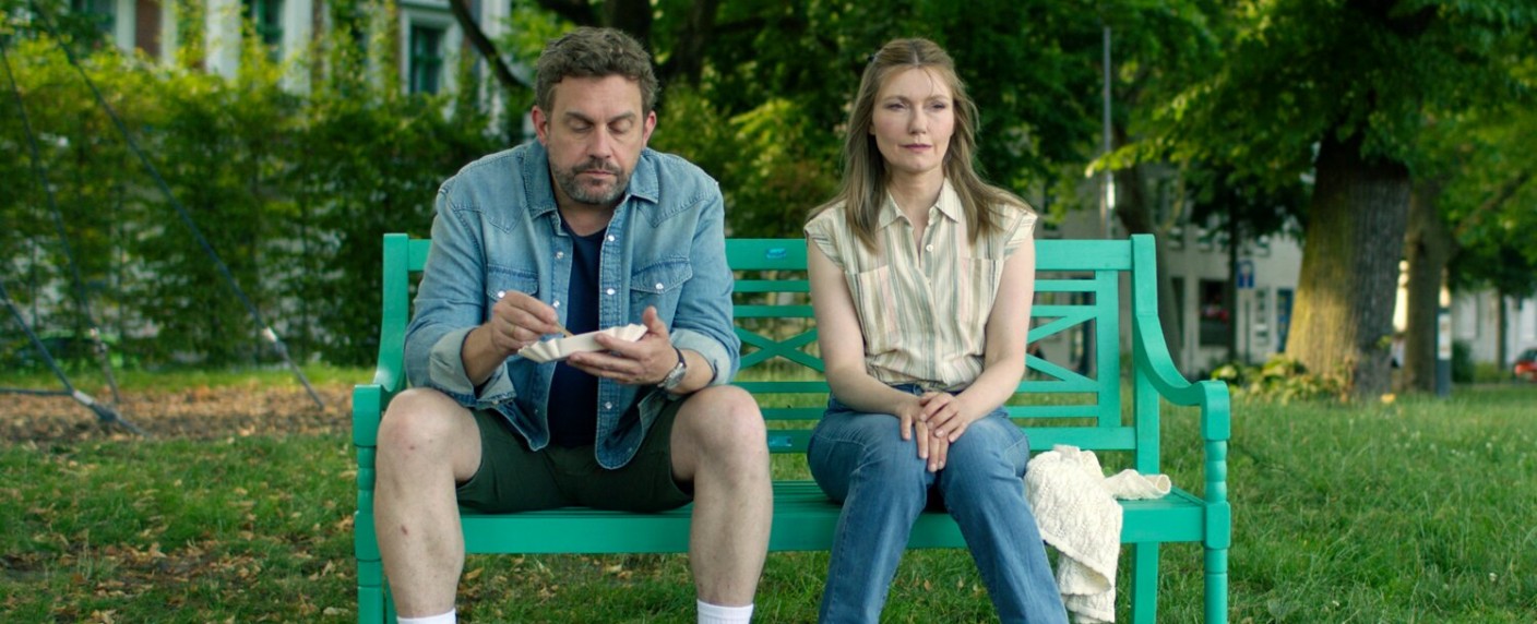 [UPDATE] „Die StiNos – ganz besonders stinknormal“: Neue Joyn-Comedy startet noch in dieser Woche – Sebastian Bezzel und Johanna Christine Gehlen als stinknormales Ehepaar – Bild: Joyn