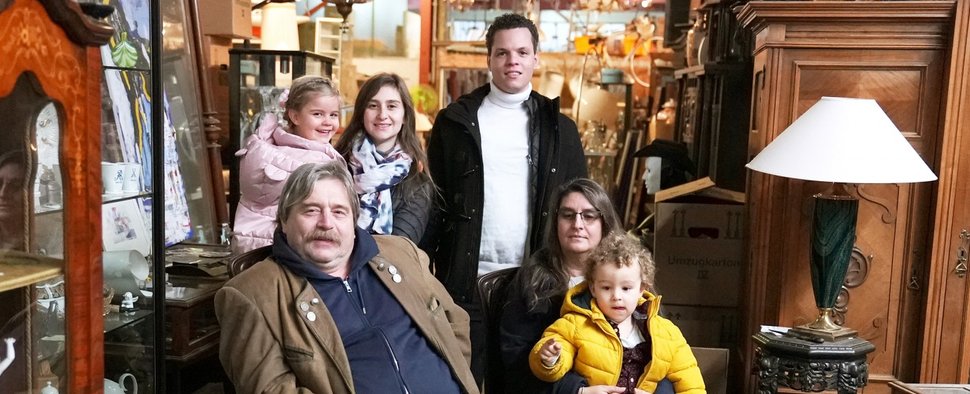 „Die Stubers“ mit Jürgen, Rina und Tochter Vanessa mit ihrem Freund Jonas und ihren beiden Kindern – Bild: RTL Zwei