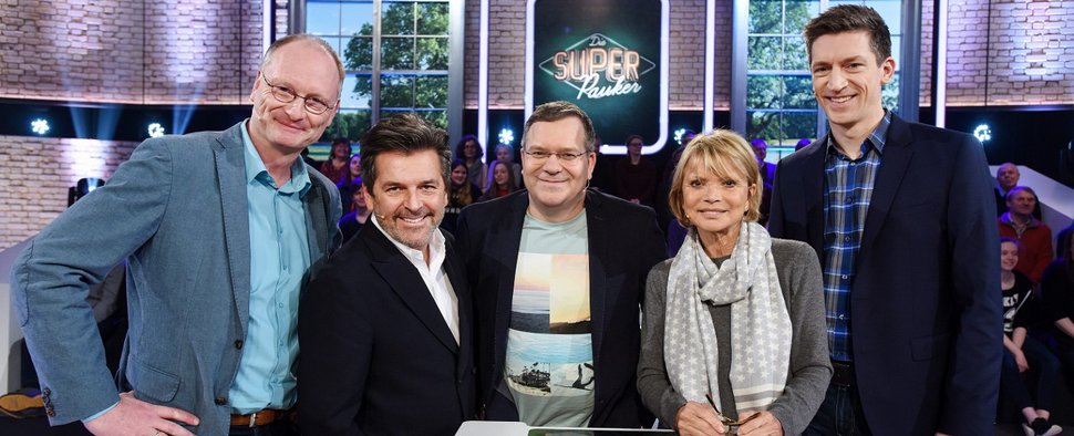 „Die Superpauker“: Elton (m.) mit den Kandidaten der ersten neuen Folge – Bild: NDR/Uwe Ernst