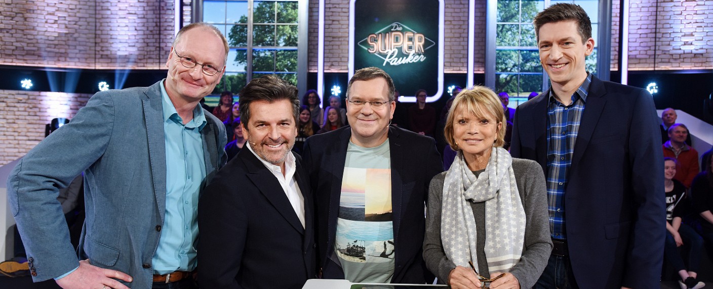 „Die Superpauker“: Zweite Staffel der NDR-Quizshow mit Elton startet im Juli – Uschi Glas, Thomas Anders, Joachim Llambi und Co. stellen sich dem Lehrerduell – Bild: NDR/​Uwe Ernst