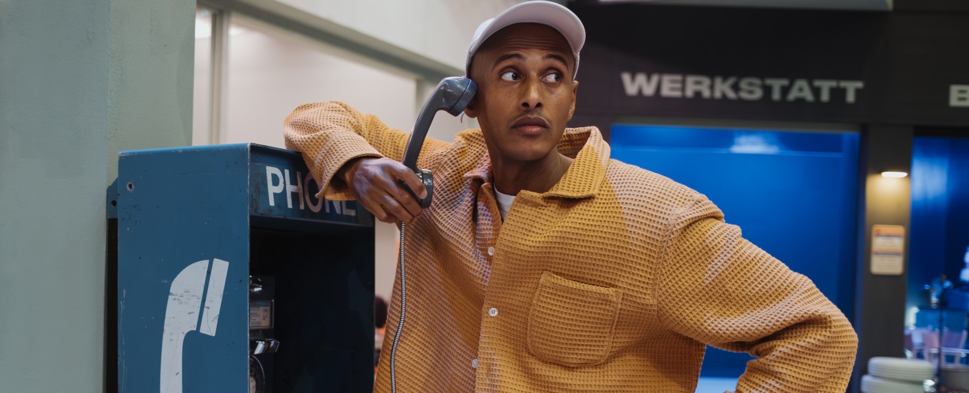 Teddy Teclebrhan erhält eigene Show bei Amazon – Macher von „Duell um die Welt“ und „Wer stiehlt mir die Show?“ an Bord – Bild: Prime Video/​Leo Schaefer