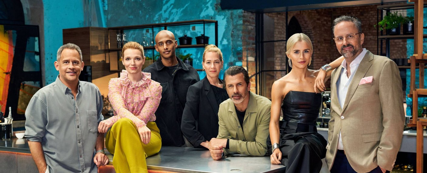 „Dinner Club“: Diese sechs Promis gehen auf kulinarische Weltreise – „LOL: Last One Laughing“-Teilnehmer und „Lola rennt“-Stars dabei – Bild: Prime Video