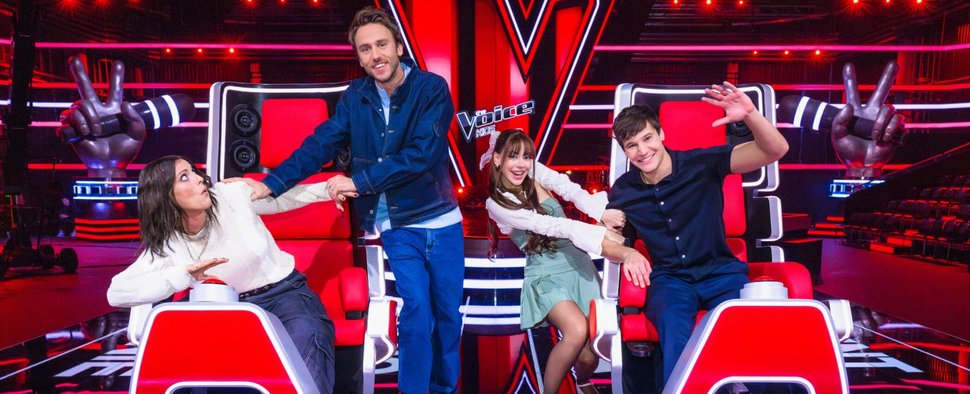Die „The Voice Kids“-Coaches in Staffel 13: (v. l.) Stefanie Kloß, Clueso, Ayliva und Wincent Weiss – Bild: Joyn/Claudius Pflug