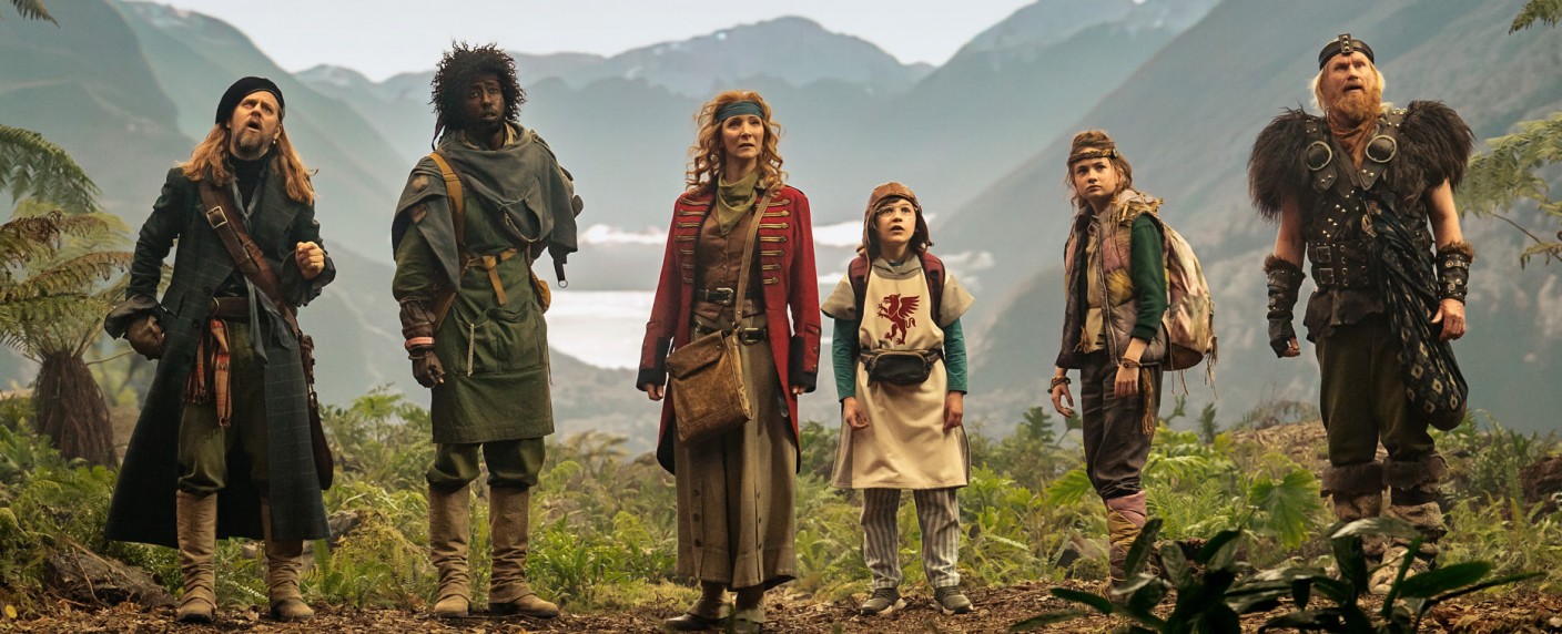 [UPDATE] „Time Bandits“: Vergnüglicher Trailer zur Serienadaption des schrägen Filmklassikers – „Friends“-Star Lisa Kudrow absolviert wilde Reise durch Zeit und Raum – Bild: Apple TV+