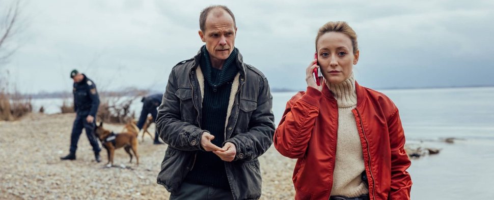 „Die Toten vom Bodensee“ mit Matthias Koeberlin (Micha Oberländer, l.) und Alina Fritsch (Luisa Hoffmann, r.) – Bild: ORF/ZDF