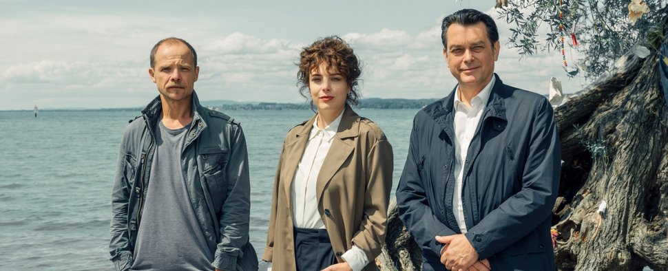 „Die Toten vom Bodensee“: Micha Oberländer (Matthias Koeberlin, l.) und Thomas Komlatschek (Hary Prinz, r.) mit der neuen Kollegin Mara Eisler (Anna Werner Friedmann, M.) – Bild: ZDF/Dario Fink