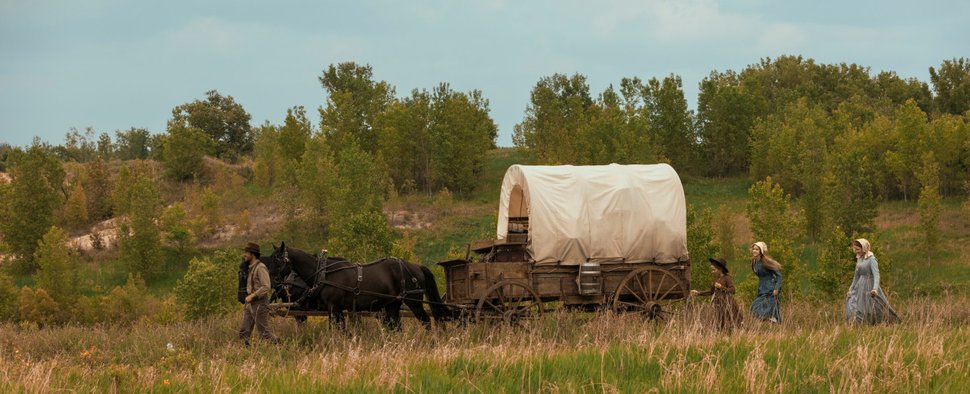 (v. l.) Charles (Luke Bracey), Laura (Alice Halsey), Mary (Skywalker Hughes) und Caroline Ingalls (Crosby Fitzgerald) sind mit dem Planwagen unterwegs – Bild: Netflix/Eric Zachanowich