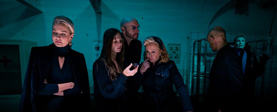 „Die Verräter“: (v. l.) Nina Meise, Ann-Kathrin Bendixen, Ralph Morgenstern, Marijke Amado und Moderatorin Sonja Zietlow – Bild: RTL