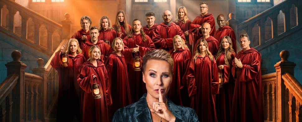 Moderatorin Sonja Zietlow (unten) und die 18 prominenten Teilnehmer der vierten Staffel – Bild: RTL/Stefan Gregorowius