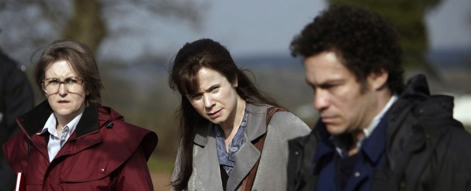 „Die Vertraute des Mörders“ mit Dominic West (r.) und Emily Watson (M.) – Bild: ITV Studios