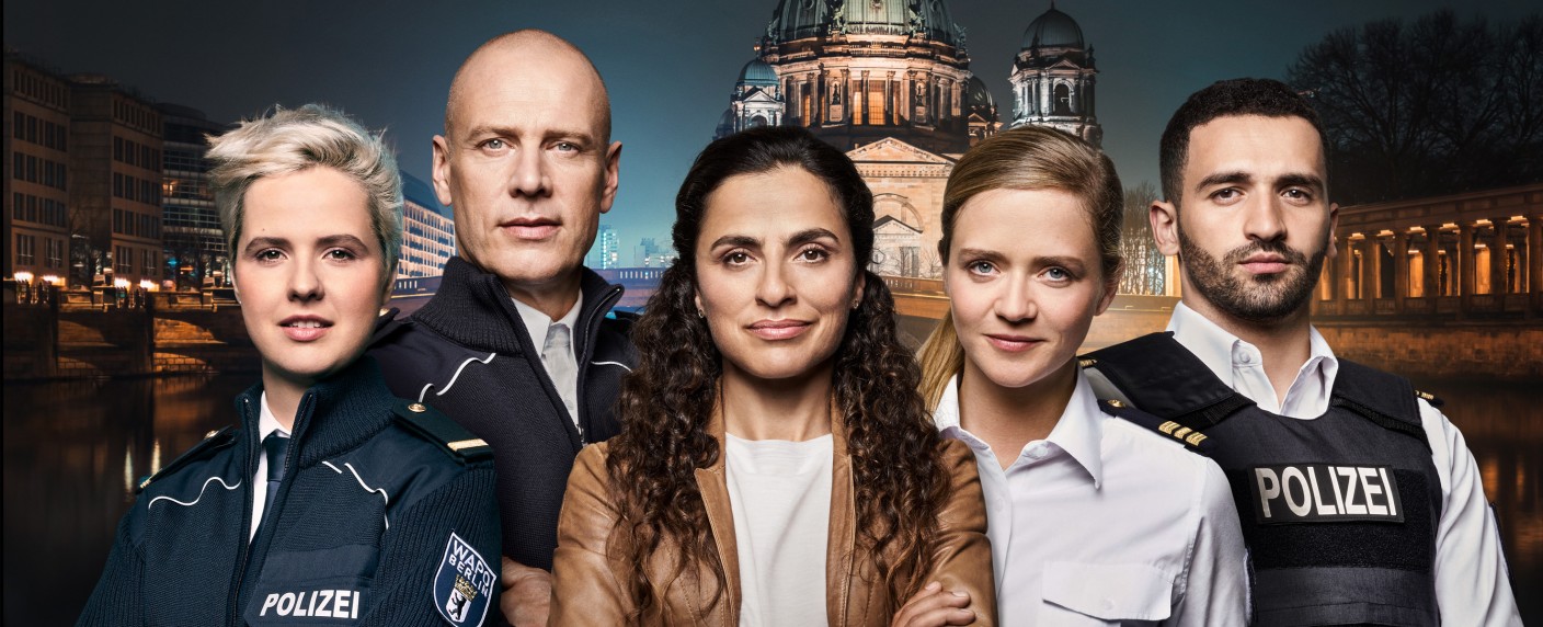 „WaPo Berlin“: Zweite Staffel der ARD-Vorabendserie in Sicht – Musik-Format „Lebenslieder“ mit Max Mutzke ebenfalls ab Januar – Bild: ARD/​Markus Nass