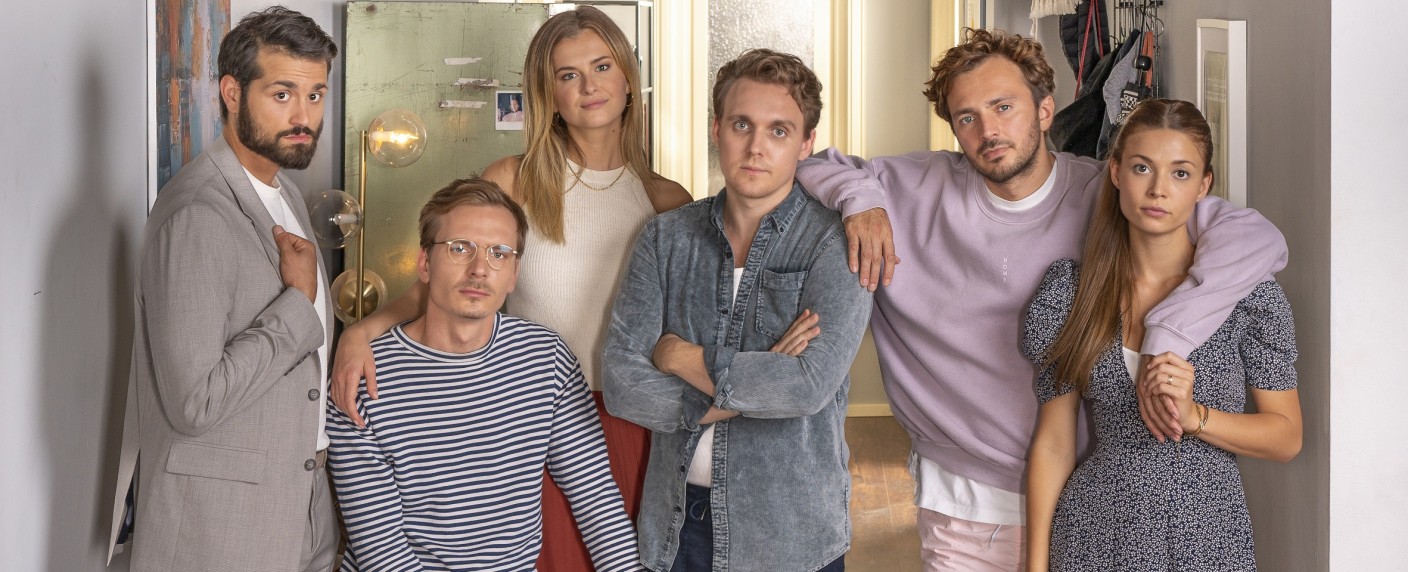 „WRONG – unzensiert“: RTL+ startet Comedy über pseudo-woke WG-Clique – Impro-Mockumentary mit früherer „Rote Rosen“-Hauptdarstellerin – Bild: RTL/​Boris Laewen