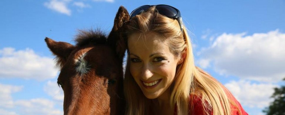 „Die wunderbare Welt der Tierbabys“: Andrea Kaiser mit Pony – Bild: Sat.1