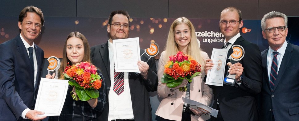 Die „XY“-Preisträger 2017: Saskia Jürgens (2.v.l.), Marie-Isabel Kirmes (m.), Kevin Batzler (3.v.l.) und Marcel Märkisch (2.v.r.) – Bild: ZDF/Jule Roehr