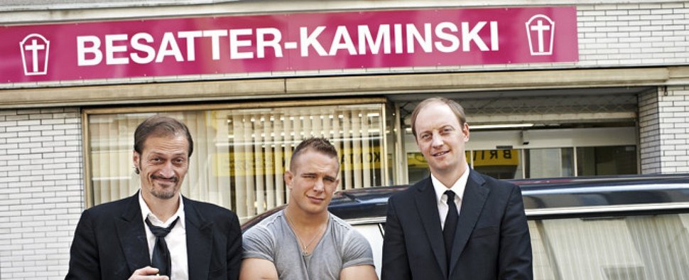 „Diese Kaminskis“ vor ihrem Bestattungsunternehmen – Bild: ZDF/Marcel Haupt