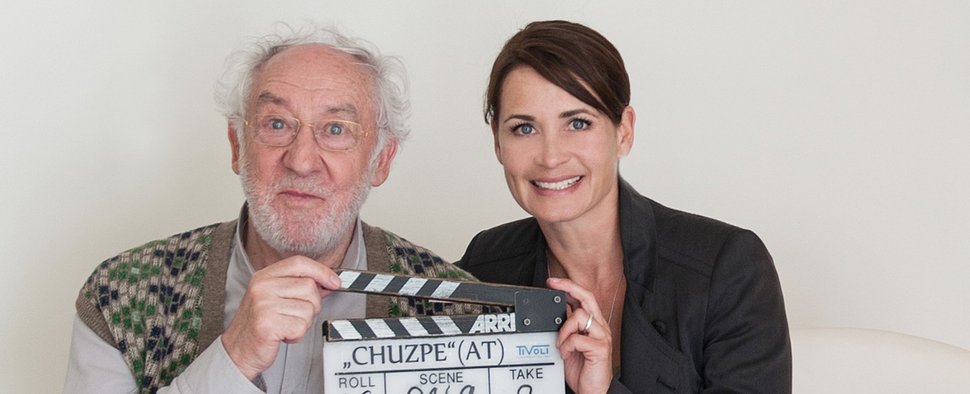 Dieter Hallervorden und Anja Kling bei den Dreharbeiten zu „Chuzpe“ – Bild: ARD Degeto/Julia Terjung