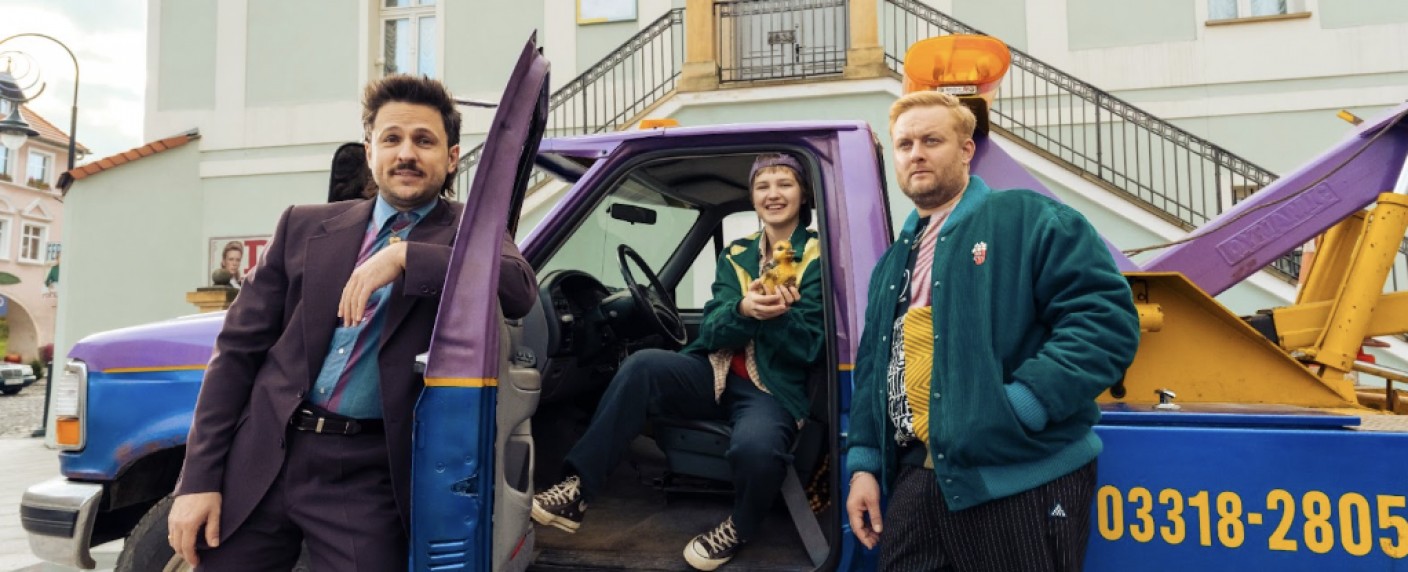 Netflix-Comedy-Serie verschlägt es nach „Kacken an der Havel“ – Möchtegernrapper kehrt zurück ins Heimatdorf – Bild: Netflix