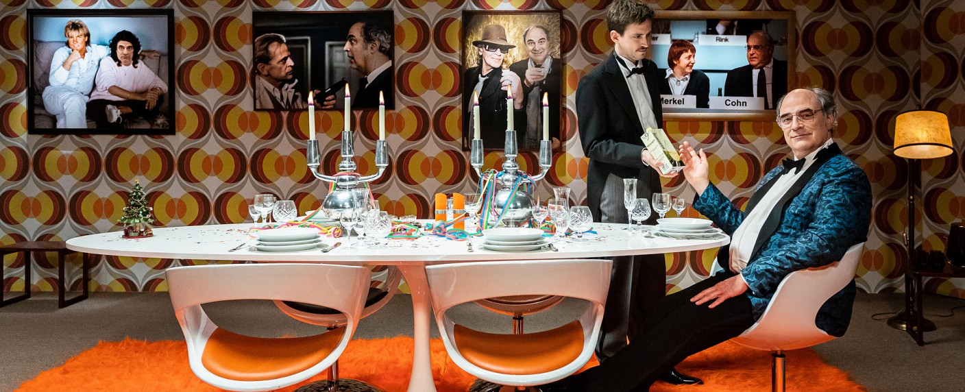 „Dinner for Cohn“: ZDFneo parodiert Silvester-Klassiker – Böhmermanns Ex-Sidekick William Cohn feiert Geburtstag – Bild: ZDF/​Jana Kay