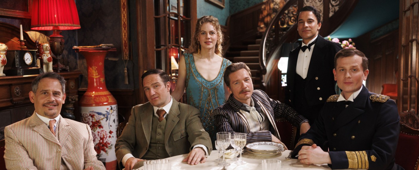 „Dinner for Five“: Hochkarätige Besetzung für „Dinner For One“-Prequel – Diese Darsteller spielen Miss Sophie, Butler James und Mr. Pommeroy – Bild: Prime Video