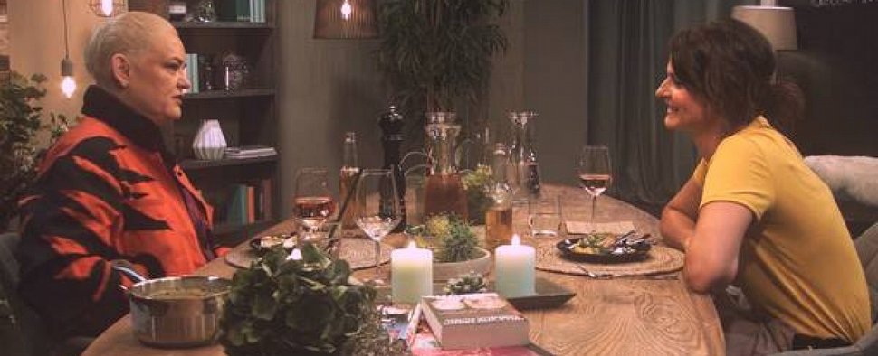 „Dinner Party“: Hella von Sinnen im Gespräch mit Marlene Lufen – Bild: Good Times Fernsehproduktions-GmbH