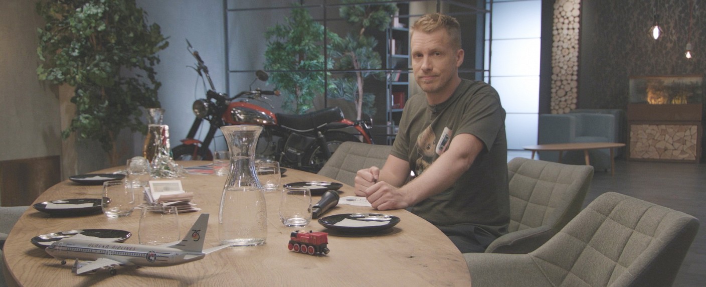 „Dinner Party“ mit Überraschungsgästen für Pocher – Sat.1-Late-Night-Talk mit Sonderfolgen – Bild: Sat.1/​Good Times