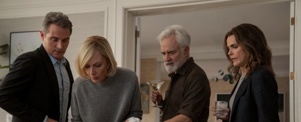 „Diplomatische Beziehungen“: (v. l.) Rufus Sewell, Allison Janney, Bradley Whitford und Keri Russell – Bild: Netflix/Clifton Prescod