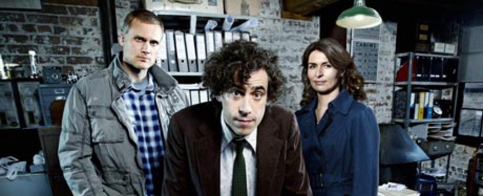 Stephen Mangan (M.) als „Dirk Gently“ in der britischen Serie – Bild: ITV Studios