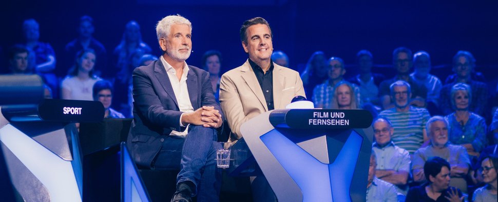 Dirk Stermann (l.) und Bastian Pastewka als Experten-Duo beim Österreich-Deutschland-Special von „Der Quiz-Champion“ – Bild: ZDF/Thomas Kierok