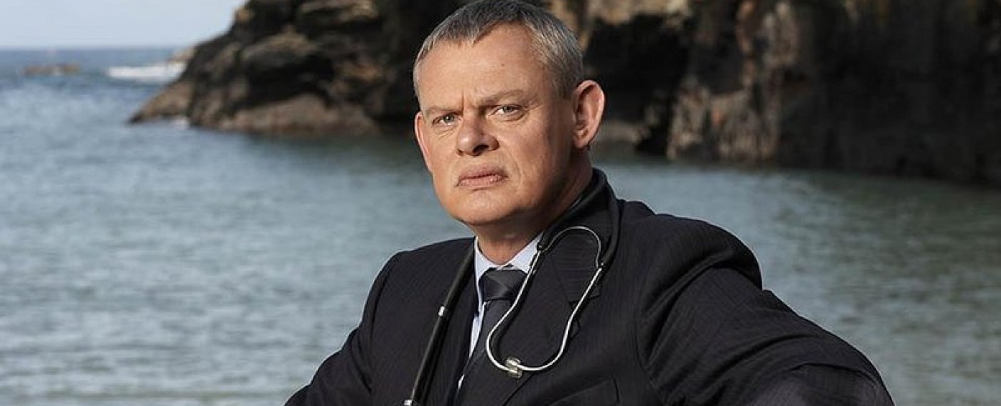 [UPDATE] „Doc Martin“-Star Martin Clunes in US-Adaption der britischen Erfolgscomedy dabei – Erster Trailer zu „Best Medicine“ mit Josh Charles – Bild: ITV