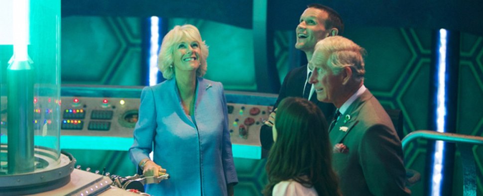 Prinz Charles (r.) und Camilla, Duchess of Cornwall, (l.) zu Gast bei „Doctor Who“ – Bild: BBC