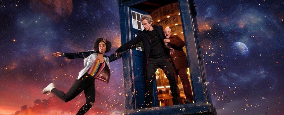 „Doctor Who“: Der zwölfte Doctor (Peter Capaldi, M.) und Nardole (Matt Lucas) nehmen Bill Potts (Pearl Mackie) an Bord der Tardis – Bild: BBC