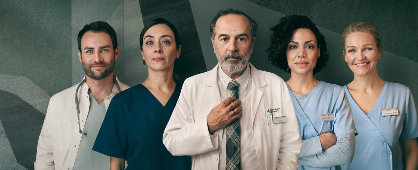 „Doktor Ballouz“: Termin für letzte Staffel der ZDF-Arztserie verkündet – Finale acht Folgen der Serie mit Merab Ninidze als Chefarzt in der Uckermark – Bild: ZDF/​Jens Koch