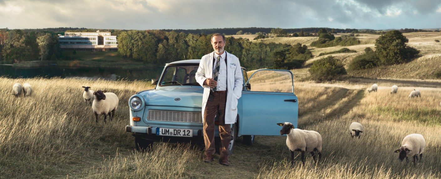 „Doktor Ballouz“: Zweite Staffel startet noch vor Ostern – Neue Folgen des erfolgreichen ZDF-Serienstarts – Bild: ZDF/​Karel Kuehne